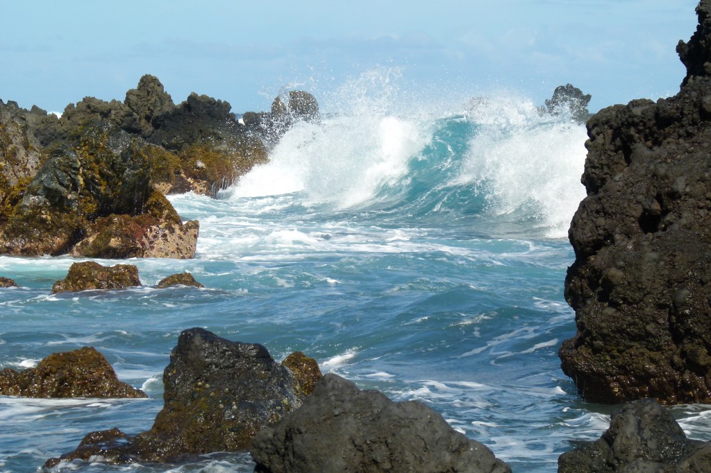 maui rocks wave